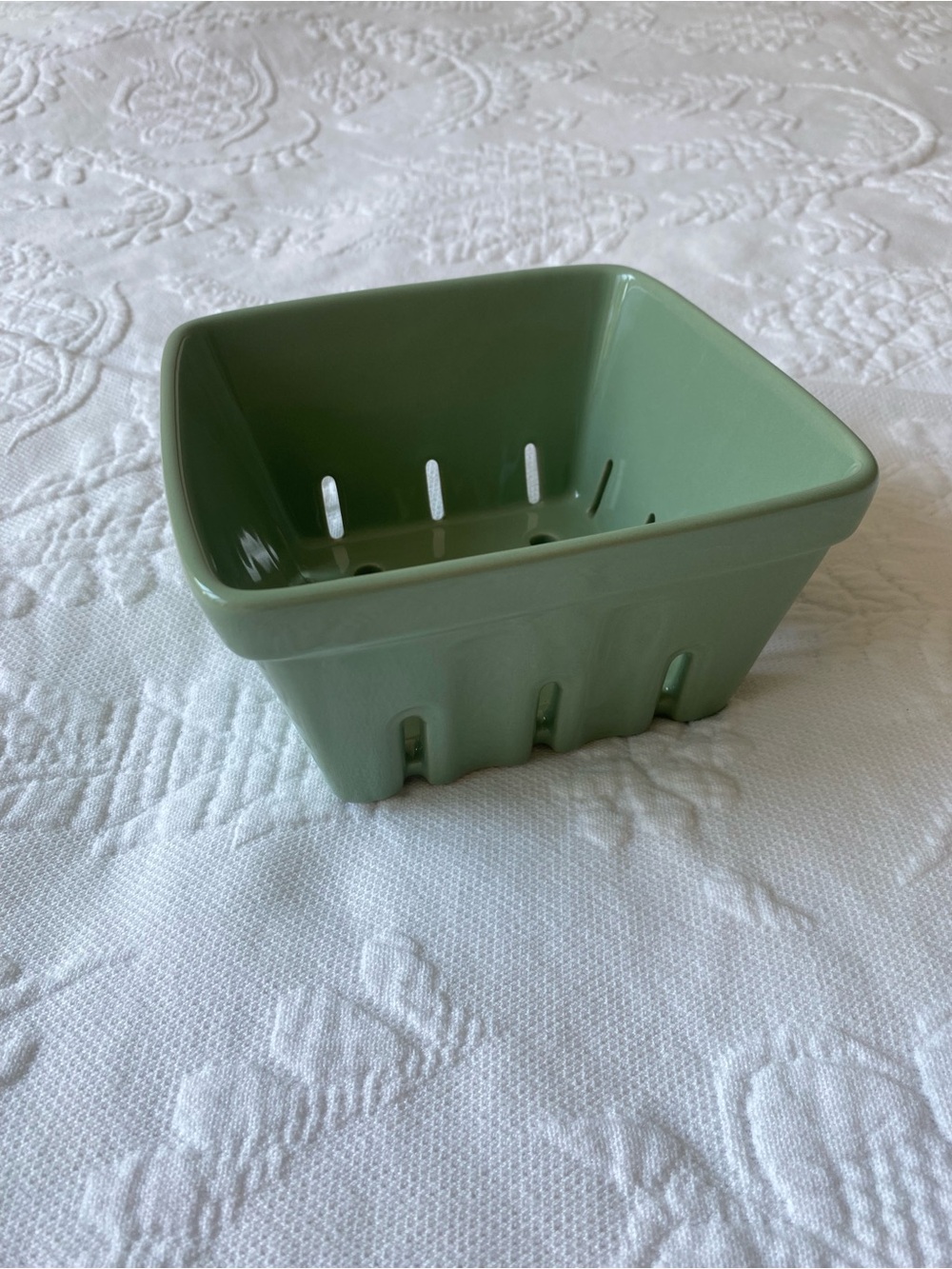 Crate&Barrel Green Ceramic Berry Basket/Small Collander Excellent Condition